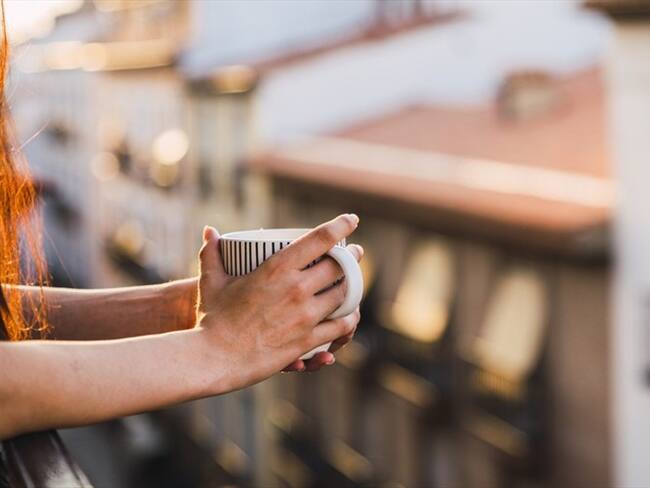 ¿Cómo hace el café para mantenerlo despierto?