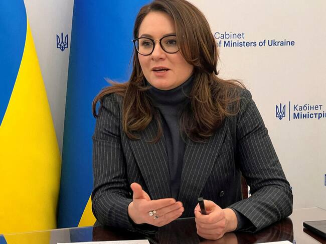 La primera ministra ucraniana, Yulia Sviridenko, celebra las sanciones de Donald Trump a las petroleras rusas. Foto: Reuters.