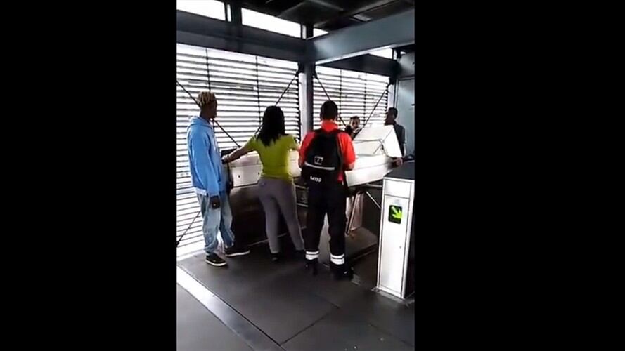 Usuarios de Trasmilenio ingresaron una nevera al sistema. Foto: Captura de Twitter