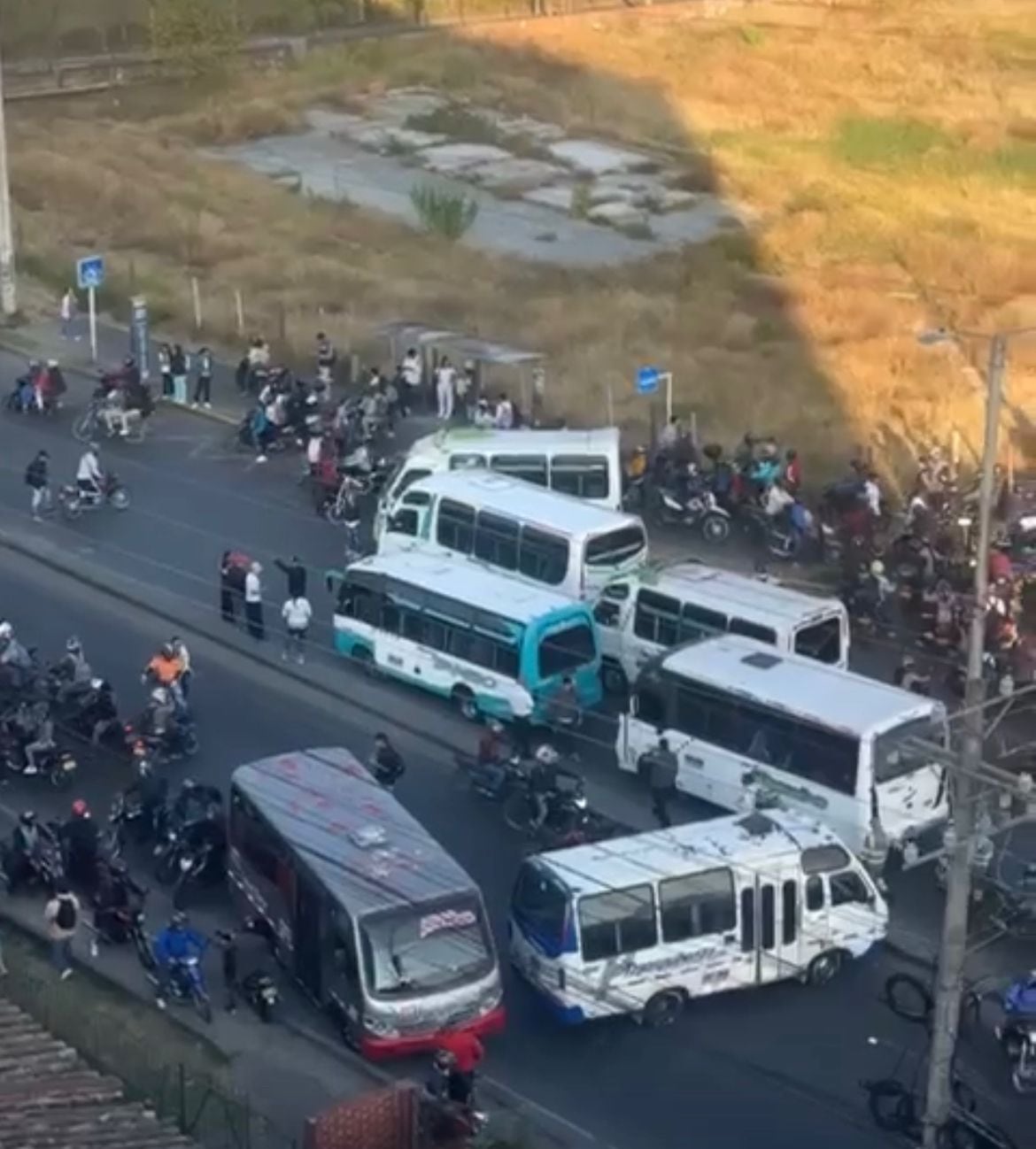 Decenas de ciudadanos no han logrado llegar a tiempo a sus trabajos ni los estudiantes a sus instituciones educativas.   Crédito: Red de Apoyo Cauca.