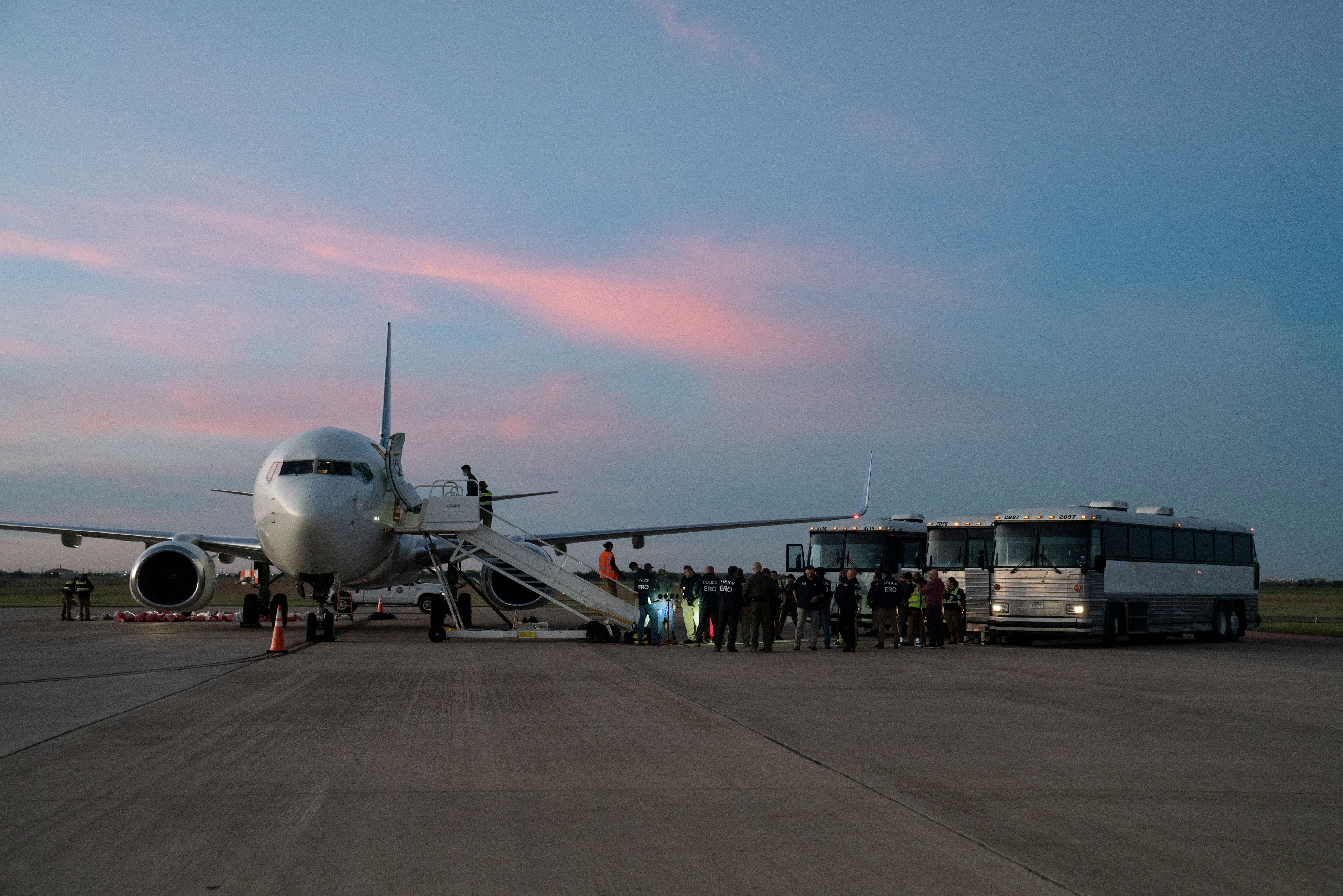 Migrantes durante un vuelo de deportación desde Texas, Estados Unidos. FOTO: VERONICA G. CARDENAS/AFP via Getty Images