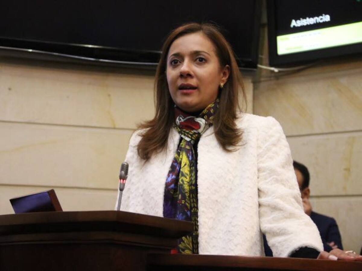 Astrid Salamanca, reelegida por sexta vez como directora administrativa del Senado
