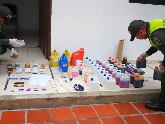Fue capturado un falso comerciante que, recurriendo a elementos químicos, papel y otros elementos, se dedicaba a la falsificación de moneda colombiana. Foto: Policía