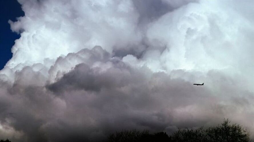 Se espera que con el nuevo satélite se capturen imágenes más nítidas y se obtenga información más rápida sobre el flujo de aire entre las nubes que causan las turbulencias. Foto: THINKSTOCK.