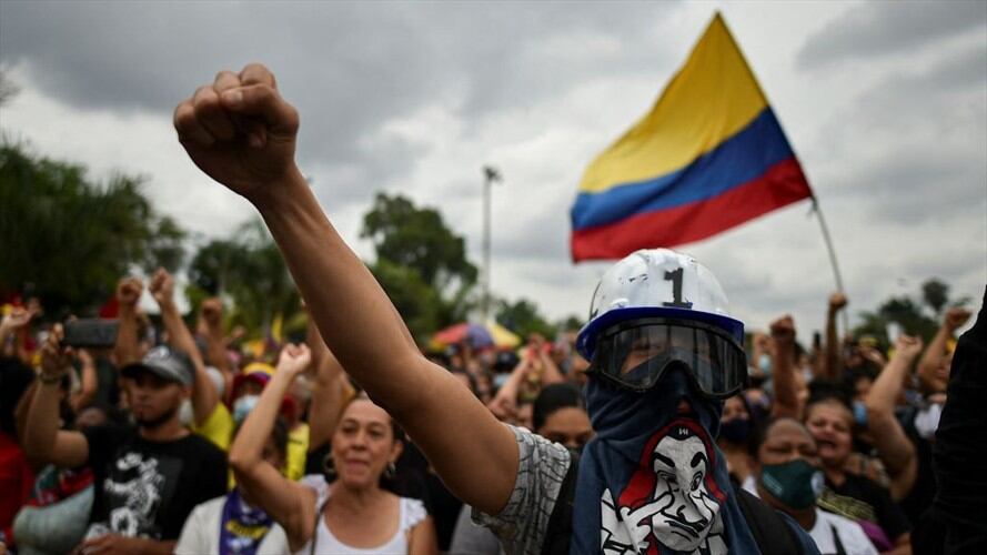 De otra parte, en lo referente a personas fallecidas, los elementos de prueba dan cuenta de que, de las 54 muertes conocidas, 24 tienen nexo directo con las protestas. Foto: Getty Images / LUIS ROBAYO