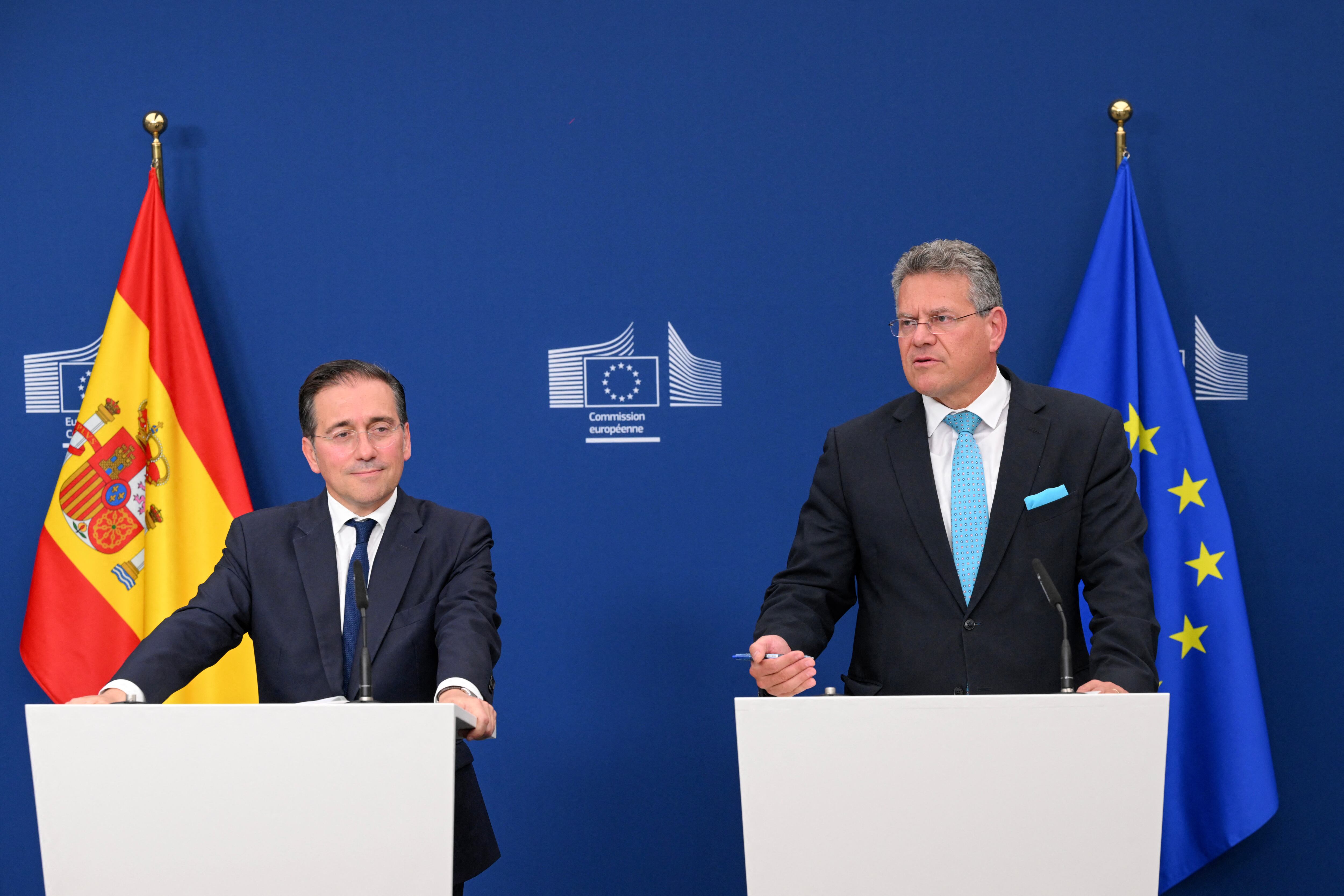 Maros Sefcovic y Jose Manuel Albares hablan sobre el acuerdo de Gibraltar. Foto: NICOLAS TUCAT/AFP via Getty Images.          