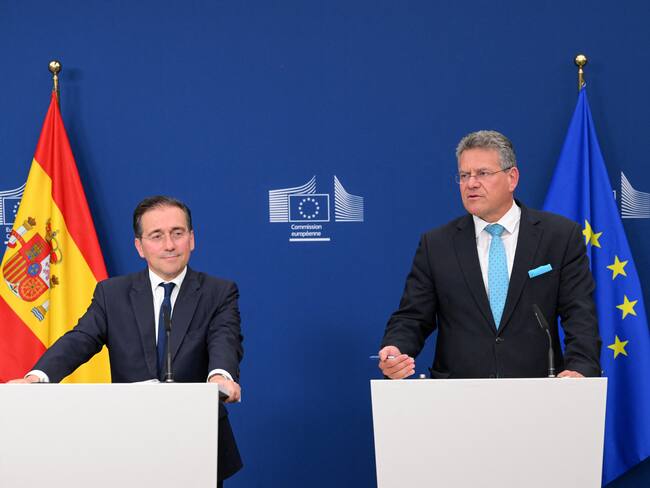 Maros Sefcovic y Jose Manuel Albares hablan sobre el acuerdo de Gibraltar. Foto: NICOLAS TUCAT/AFP via Getty Images.