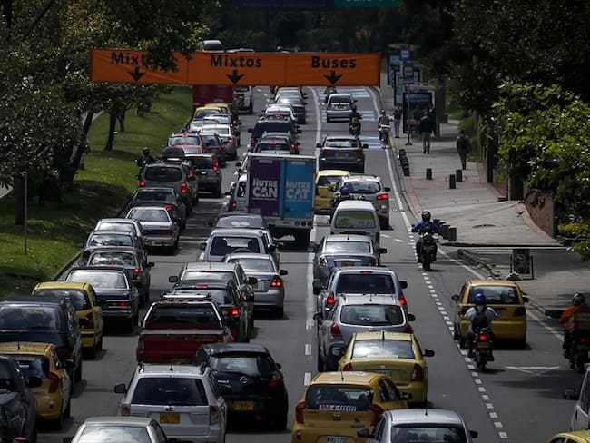 Un accidente en la vía Bogota - Siberia después del puente de Guadua colapsó la movilidad de los capitalinos.. Foto: Colprensa