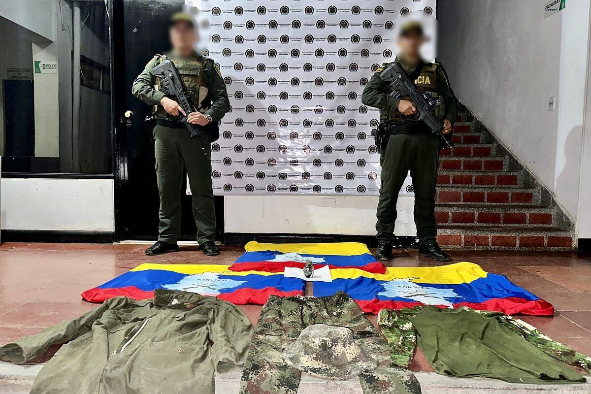 También se descubrieron elementos con los logos de las Farc. Crédito: Policía Popayán. 