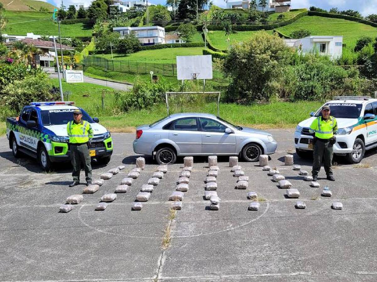 Autoridades de Manizales hallaron más de 100 kilos de marihuana en carro abandonado
