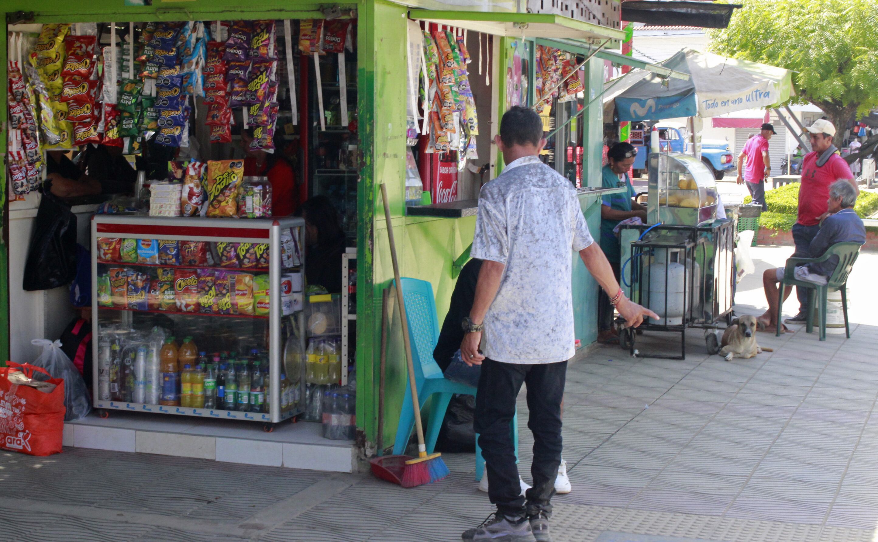 AME3399. TIBÚ (COLOMBIA), 22/01/2025.- Personas hablan frente a una tienda este miércoles, en el municipio de Tibú (Colombia). Las calles de Tibú, un pueblo petrolero del departamento colombiano de Norte de Santander, han vuelto a ser escenario del éxodo de miles de personas que buscan refugiarse de la violencia entre la guerrilla del Ejército de Liberación Nacional (ELN) y una de las disidencias de la FARC. EFE/ Mario Caicedo