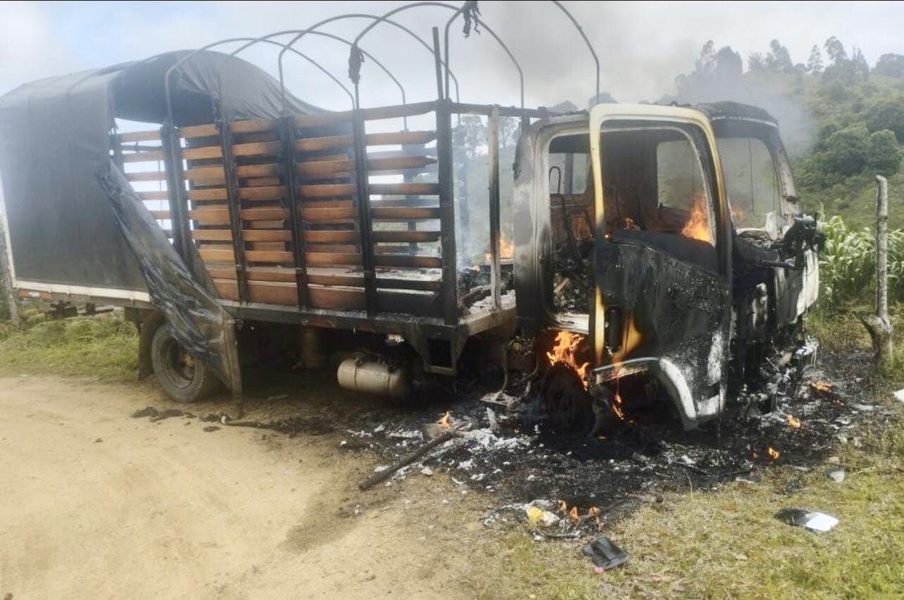 Camión del Ejército Nacional incinerado en Huila. Foto: Ejército