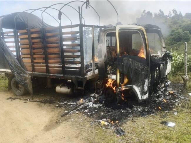 Camión del Ejército Nacional incinerado en Huila. Foto: Ejército