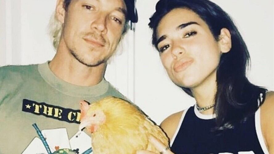 Diplo con su amiga Dua Lipa y una de sus gallinas en (c) Instagram. Foto: Bang Media