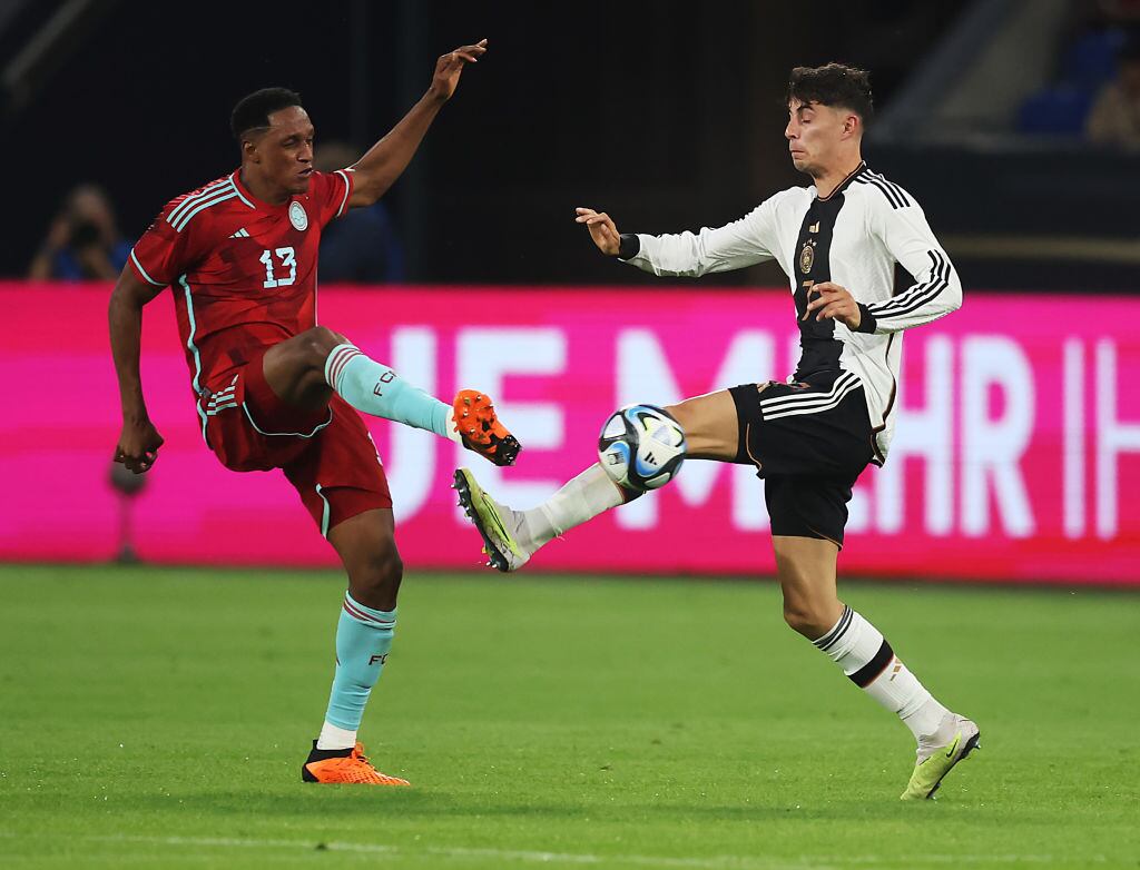 Yerry Mina de Colombia (izquierda) y Kai Havertz de Alemania (derecha). 20 de junio 2023. Foto: Alex Grimm/Getty Images.