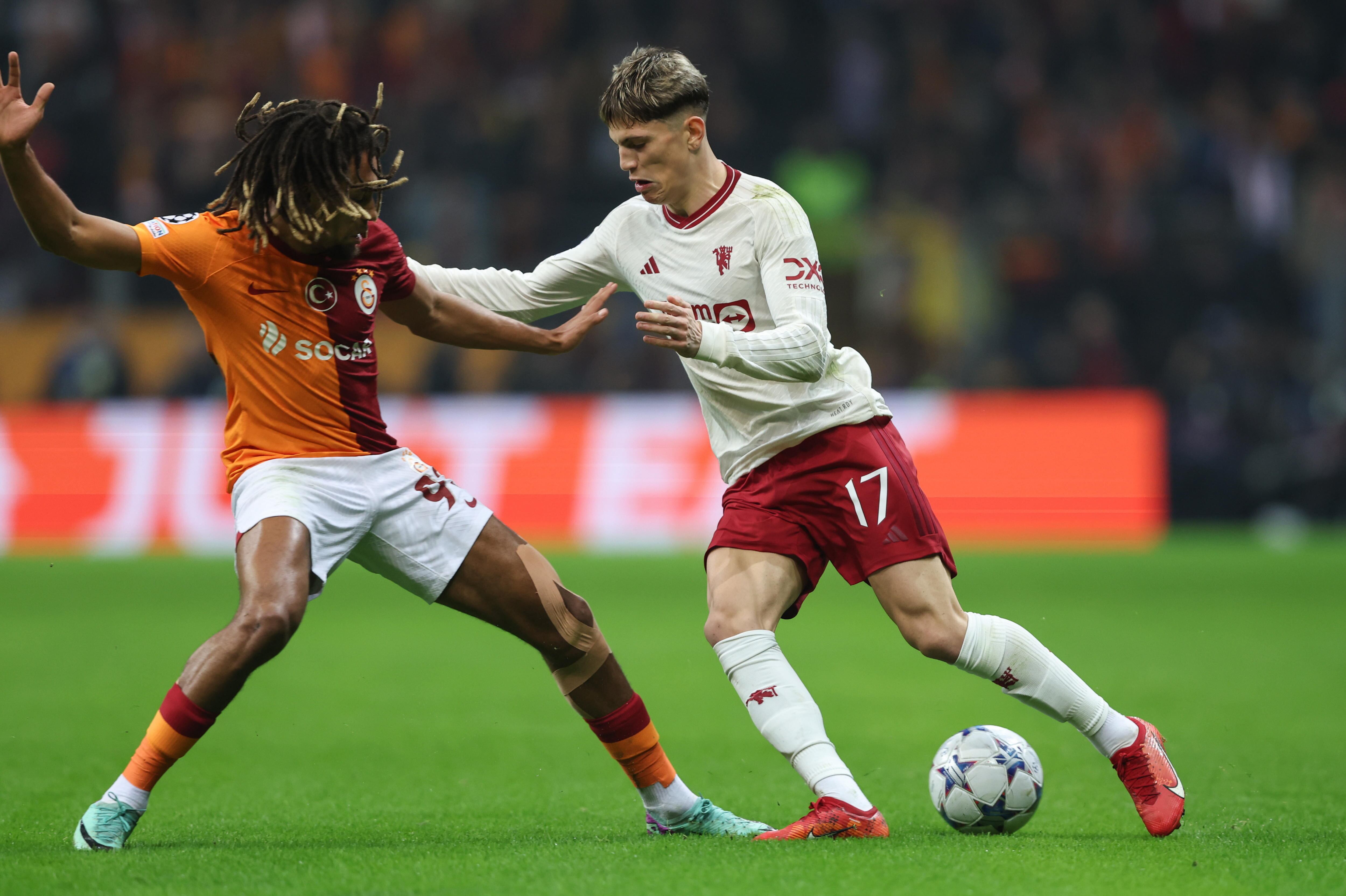 Istanbul (Turkey), 29/11/2023.- Galatasaray's Sacha Boey (L) and Manchester United's Alejandro Garnacho (R) in action during the UEFA Champions League group A soccer match between Galatasaray SK and Manchester United in Istanbul, Turkey, 29 November 2023. (Liga de Campeones, Turquía, Estanbul) EFE/EPA/TOLGA BOZOGLU