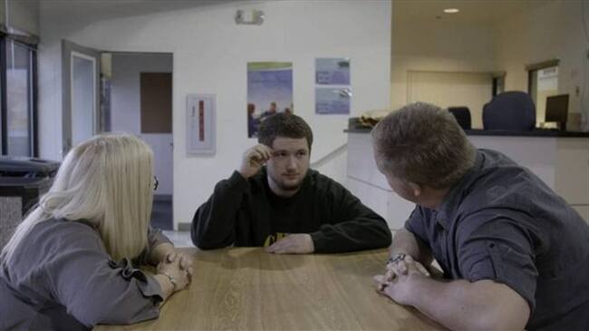 Sus padres van con regularidad a visitarlo a la cárcel. Imagen tomada de BBC Mundo.