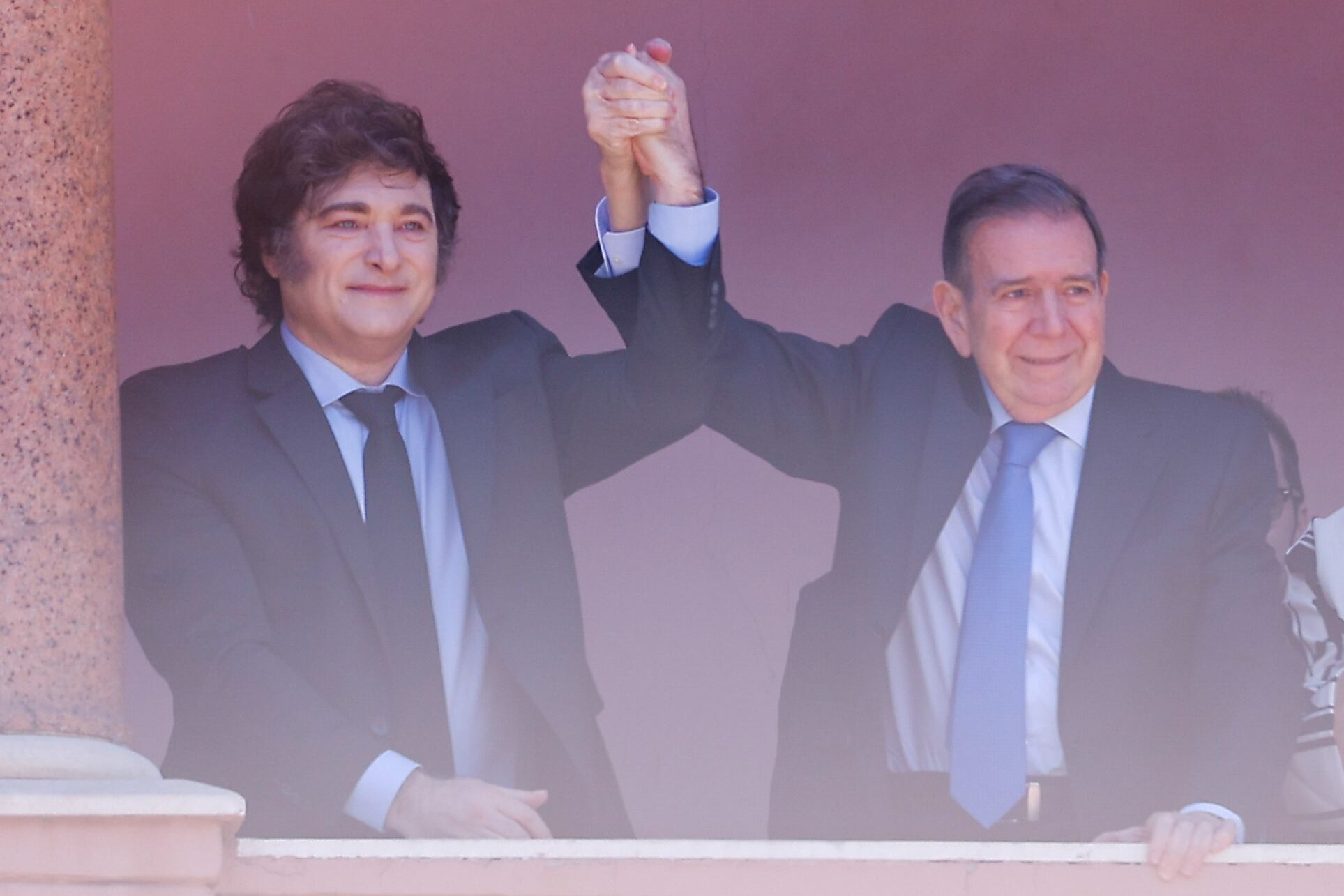 El presidente de Argentina Javier Milei (i) saluda junto al líder opositor venezolano Edmundo González Urrutia este sábado, desde un balcón de la Casa Rosada en Buenos Aires (Argentina). Miles de venezolanos se congregaron para manifestar su apoyo a Edmundo González Urrutia en el inicio en Argentina de una gira internacional para buscar respaldo a su intención de asumir la Presidencia de su país el próximo 10 de enero. EFE/ Juan Ignacio Roncoroni