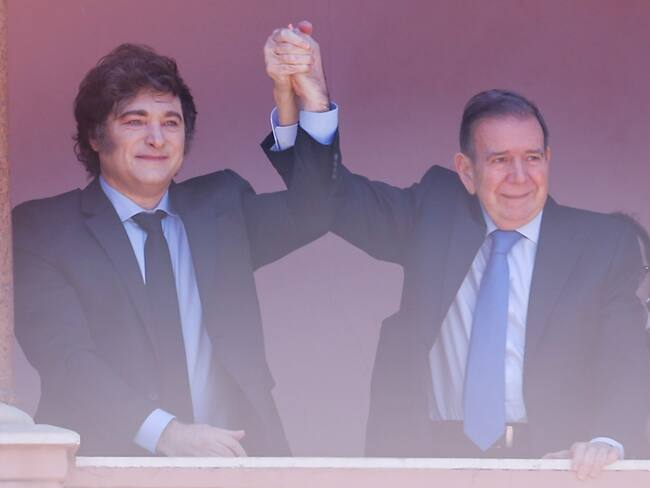 El presidente de Argentina Javier Milei (i) saluda junto al líder opositor venezolano Edmundo González Urrutia este sábado, desde un balcón de la Casa Rosada en Buenos Aires (Argentina). Miles de venezolanos se congregaron para manifestar su apoyo a Edmundo González Urrutia en el inicio en Argentina de una gira internacional para buscar respaldo a su intención de asumir la Presidencia de su país el próximo 10 de enero. EFE/ Juan Ignacio Roncoroni