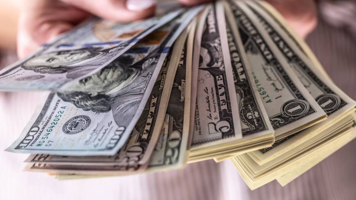 Dólar vuelve a tocar los $4.700; en promedio está a $4.796