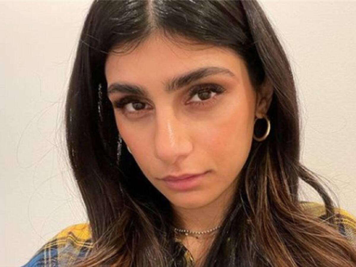 A la colombiana: Mia Khalifa habla en español e imita a Shakira