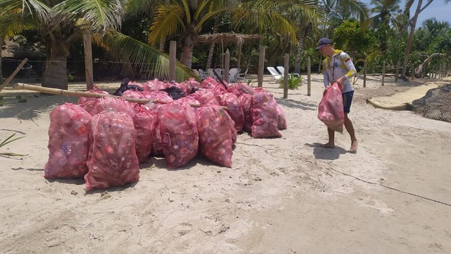 Con la corriente llega también basura que se suma a la que ya está en la costa.. Foto: Augusto Puello \ El Caribe Respira