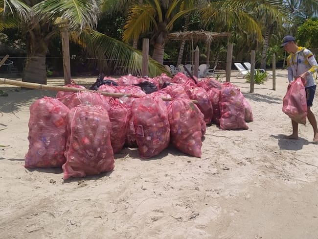 Con la corriente llega también basura que se suma a la que ya está en la costa.. Foto: Augusto Puello \ El Caribe Respira