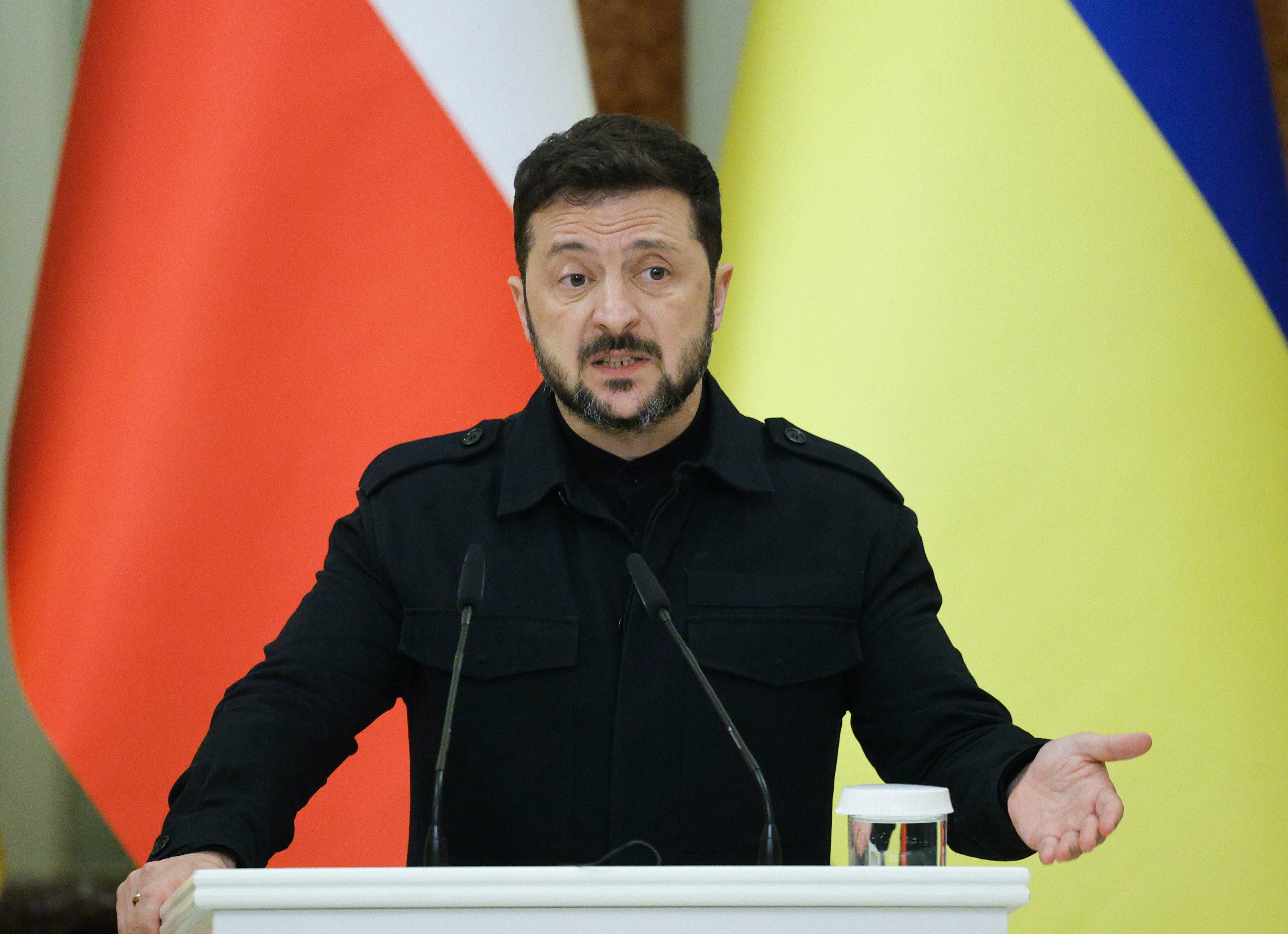 Zelenski pidió que los nuevos envíos de armas de EE.UU. lleguen lo antes posible. Foto: EFE/EPA/SERGEY DOLZHENKO