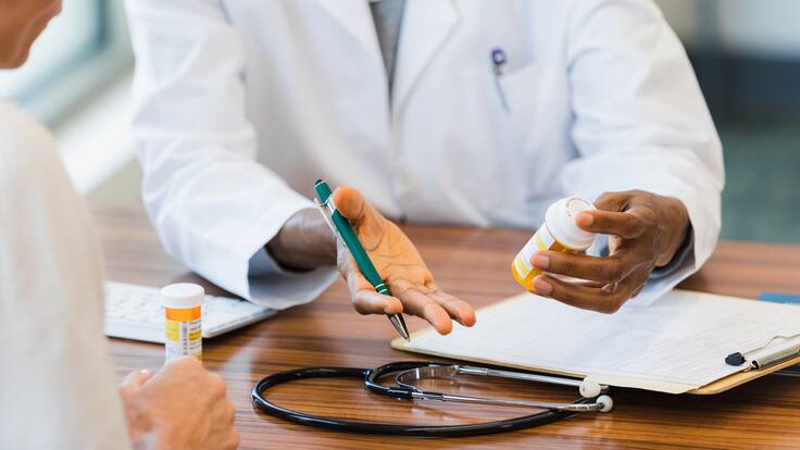 ¿Los médicos recibirían dinero por recomendar determinada marca de medicamentos? Experto habló