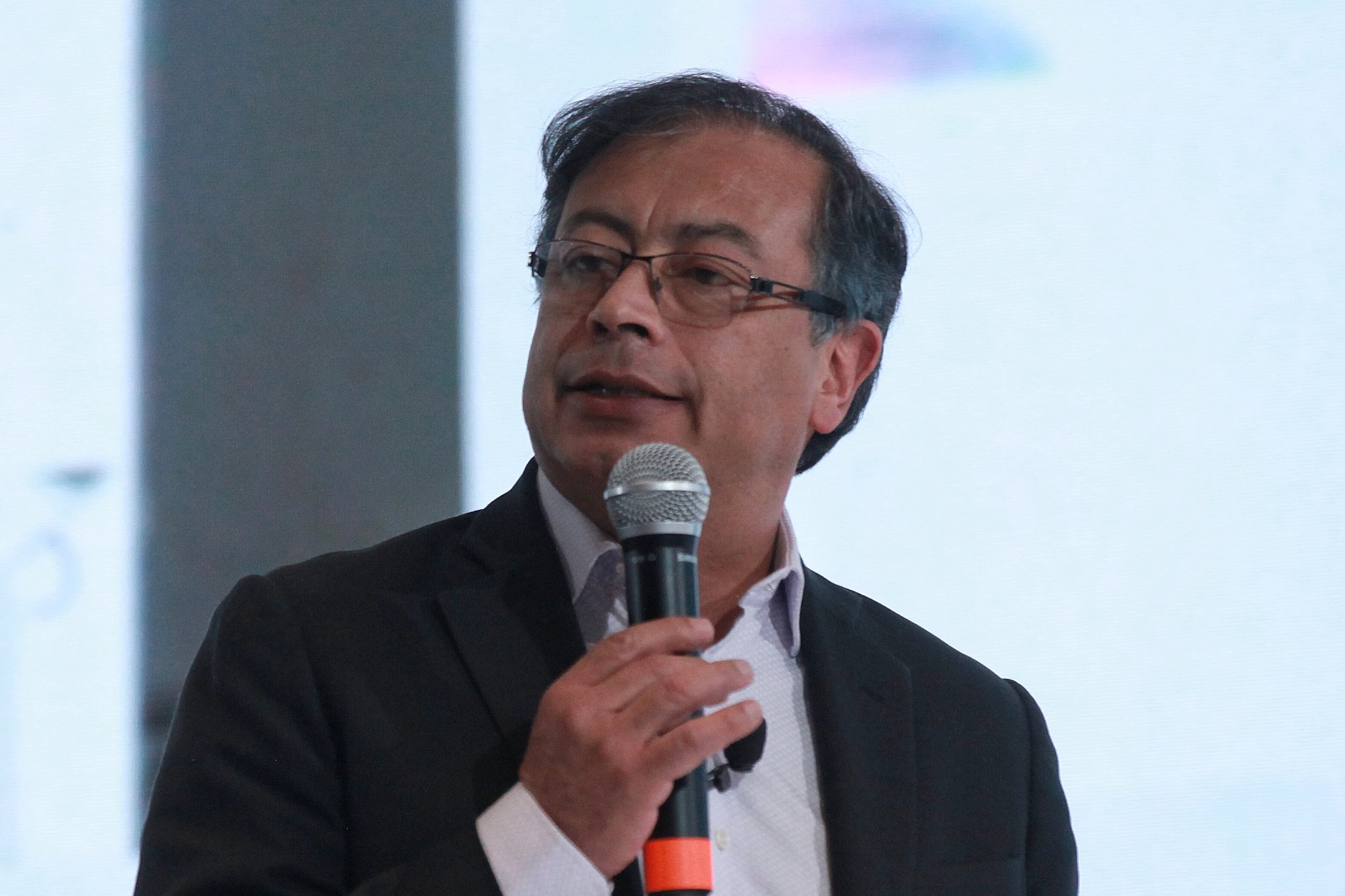 Bogotá. Octubre 30 de 2021. Debate de precandidatos presidenciales en la XXXVI Asamblea General de ANIF. En la Foto: Gustavo Petro, Precandidato presidencial por el Pacto Histórico. (Colprensa - Camila Díaz)