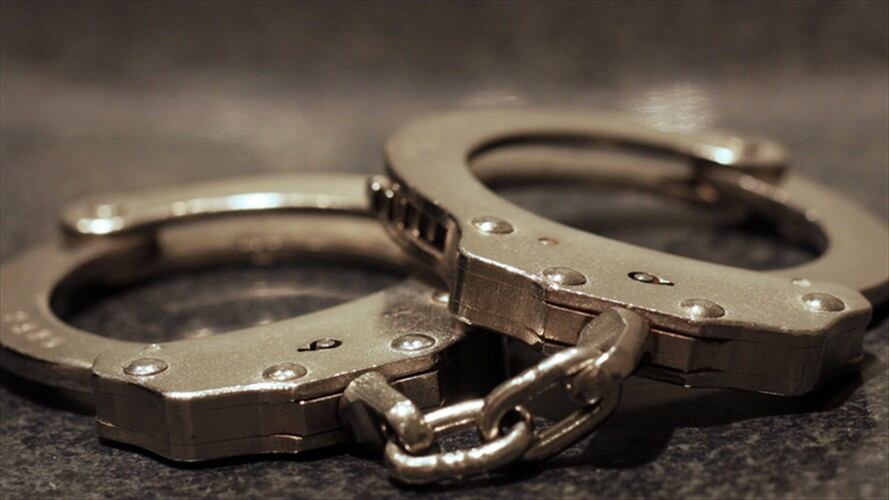 Policía que habría intentado hurtar elementos de aseo personal. Foto: Getty Images