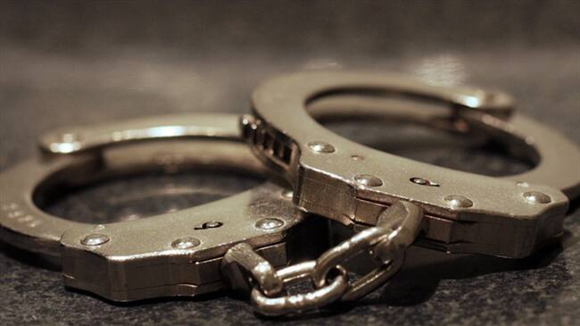 Policía que habría intentado hurtar elementos de aseo personal. Foto: Getty Images