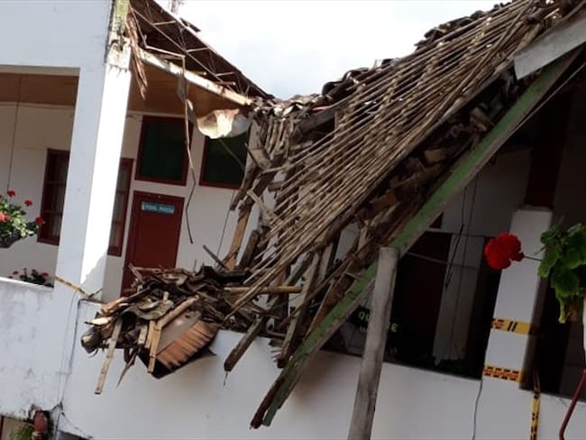 Docentes denuncian que caída del techo de colegio se debe al mal mantenimiento