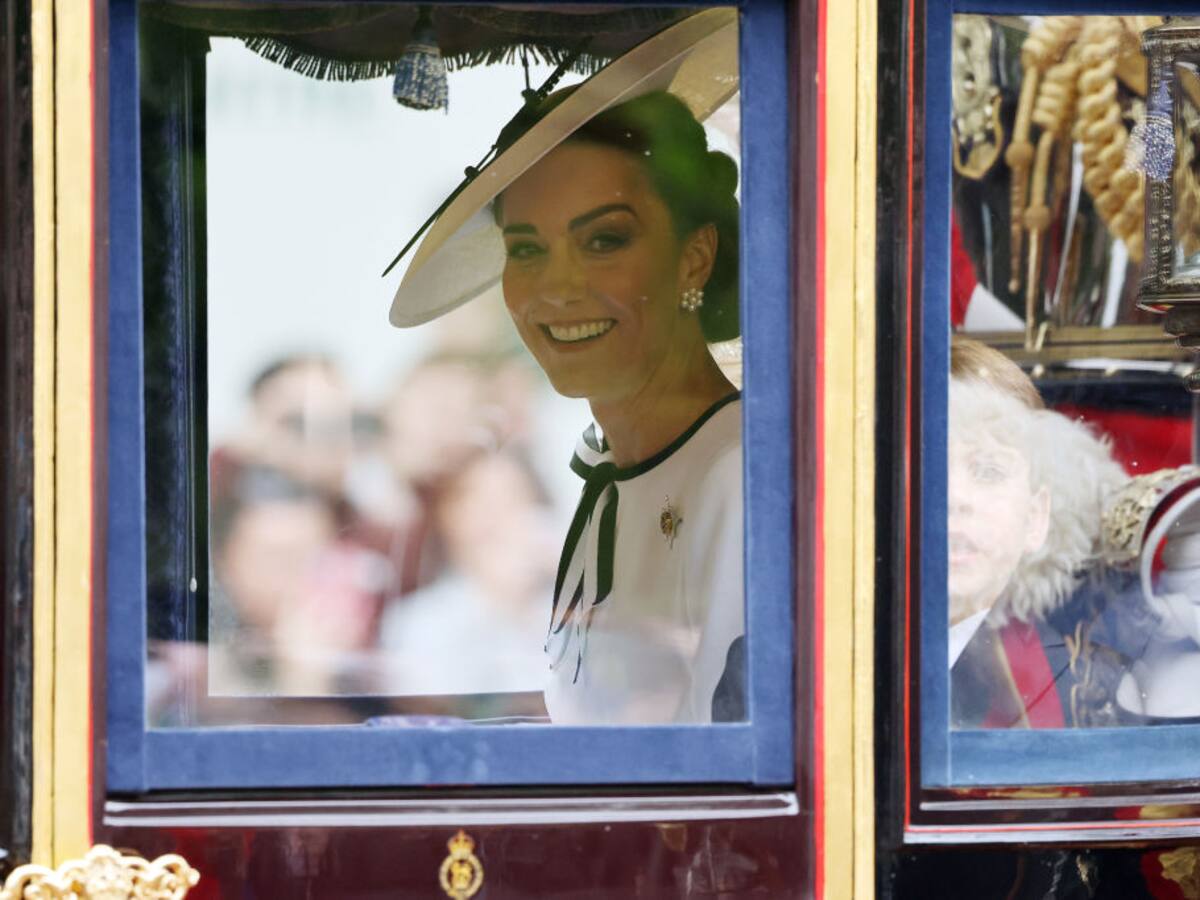 La princesa Catalina reapareció en público sonriente mientras lucha contra el cáncer