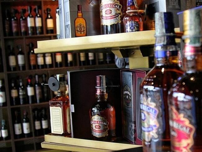 Los jóvenes y adultos se encontraban violando el toque de queda y otras medidas decretadas por la administración municipal.. Foto: Colprensa