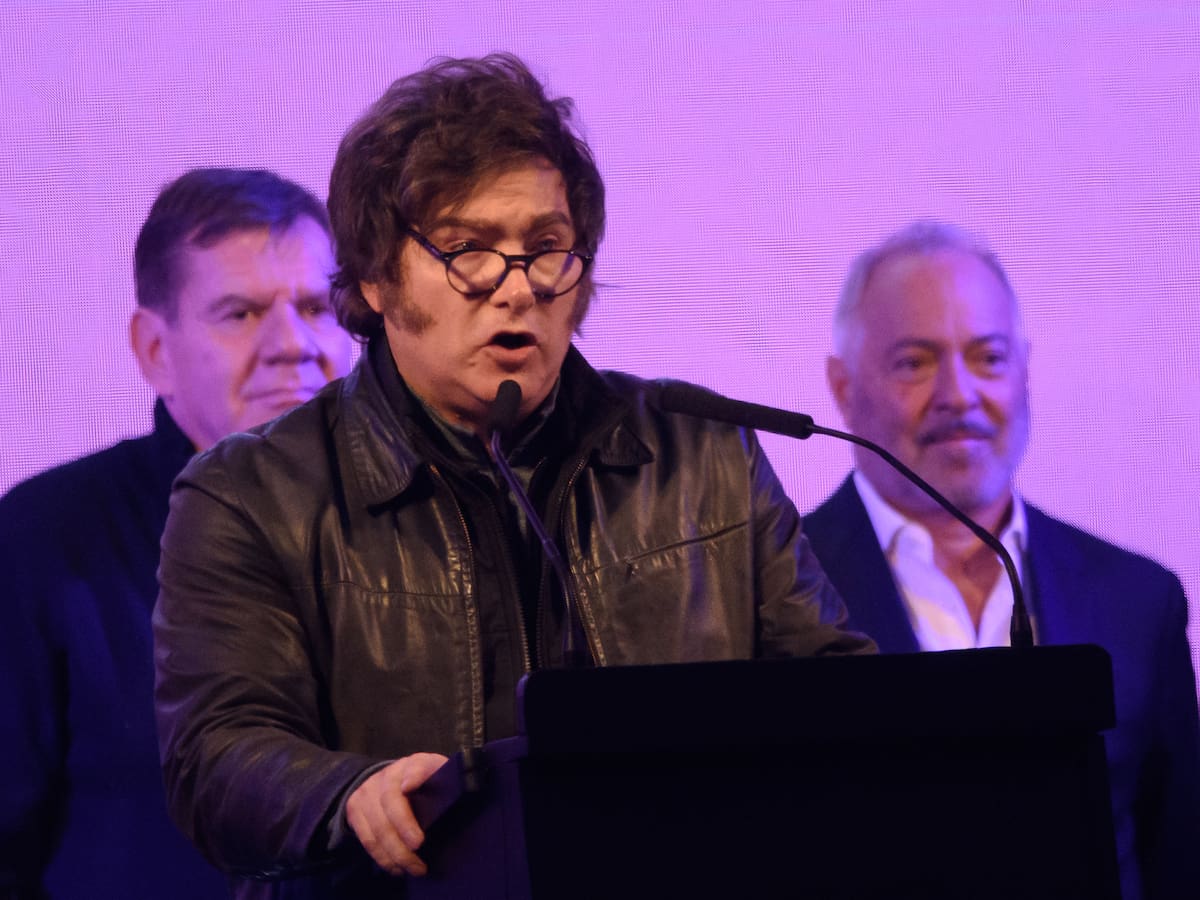 El presidente Javier Milei fue evacuado de un acto electoral por incidentes con opositores