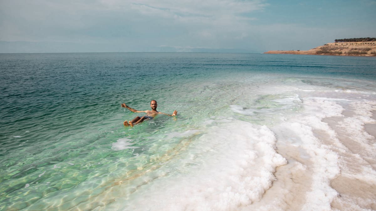 ¿Por qué es imposible hundirse en el Mar Muerto? Es el punto más bajo de la Tierra