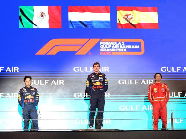 Verstappen superó al mexicano ‘Checo’ Pérez en el GP de Baréin y es líder en la Fórmula 1. Foto: EFE/EPA/ALI HAIDER