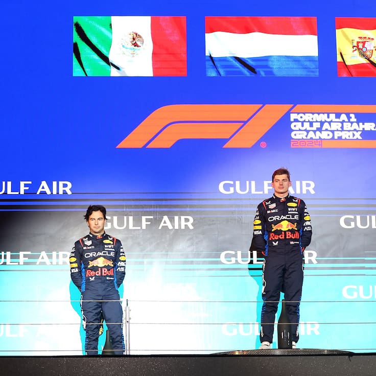 Sakhir (Bahrain), 02/03/2024.- Winner Red Bull Racing driver Max Verstappen (C) of Netherlands, second placed Red Bull Racing driver Sergio Perez (L) of Mexico and third placed Scuderia Ferrari driver Carlos Sainz Jr. of Spain stand on the podium for the victory ceremony of the Formula One Bahrain Grand Prix, at Bahrain International Circuit in Sakhir, Bahrain, 02 March 2024. (Fórmula Uno, Bahrein, Países Bajos; Holanda, España) EFE/EPA/ALI HAIDER