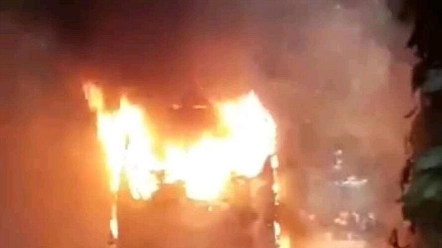 Incineran buseta en la zona de frontera. Foto: