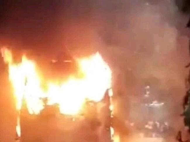 Incineran buseta en la zona de frontera. Foto: