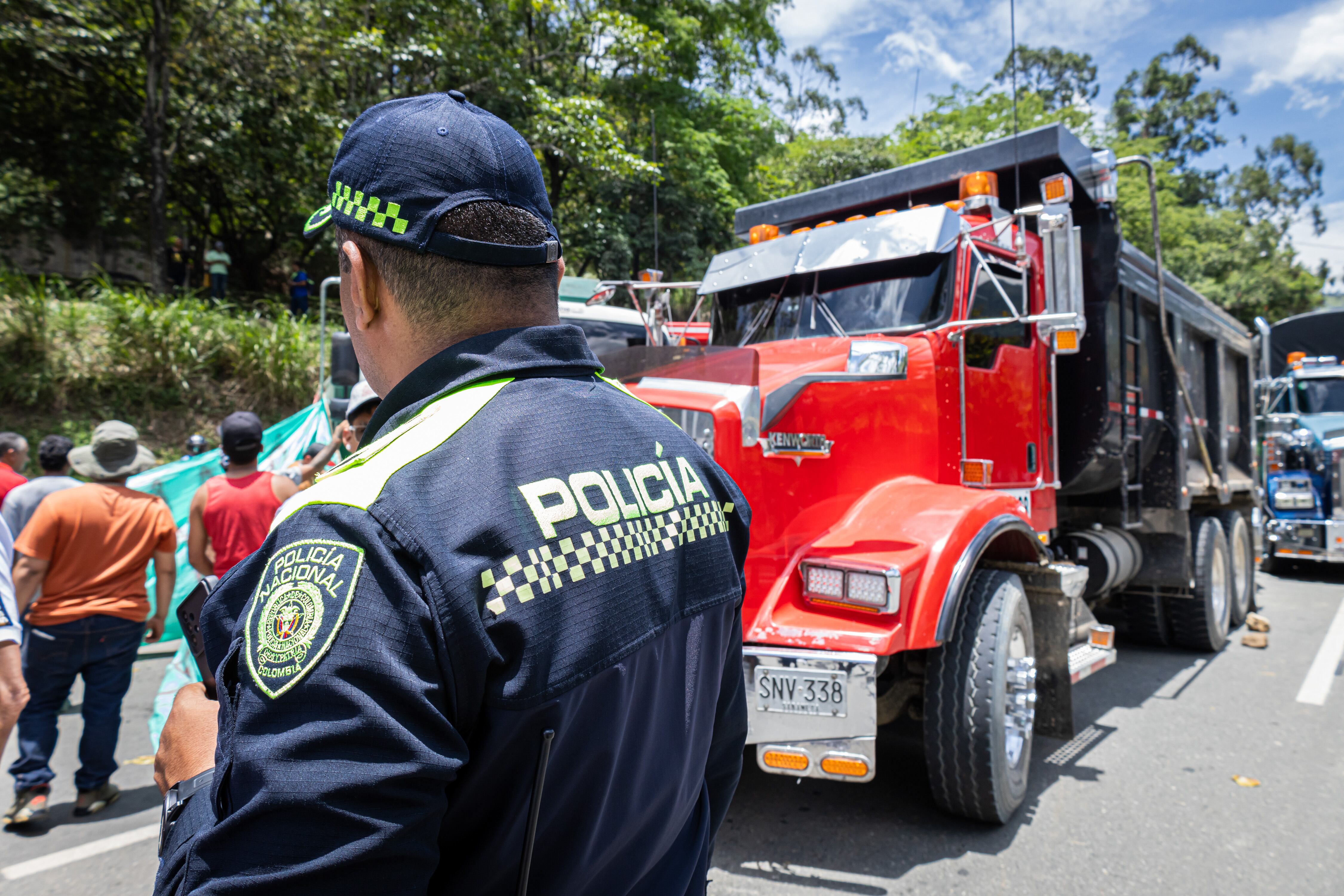 Camioneros participan en una manifestación contra la subida del precio del diésel bloqueando vías de acceso en Colombia, el 5 de septiembre de 2024. (Juan J. Eraso/Long Visual Press/Universal Images Group vía Getty Images)