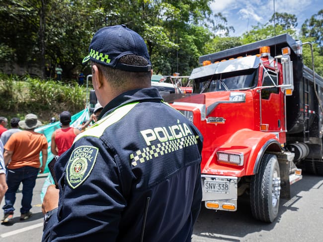 Camioneros participan en una manifestación contra la subida del precio del diésel bloqueando vías de acceso en Colombia, el 5 de septiembre de 2024. (Juan J. Eraso/Long Visual Press/Universal Images Group vía Getty Images)