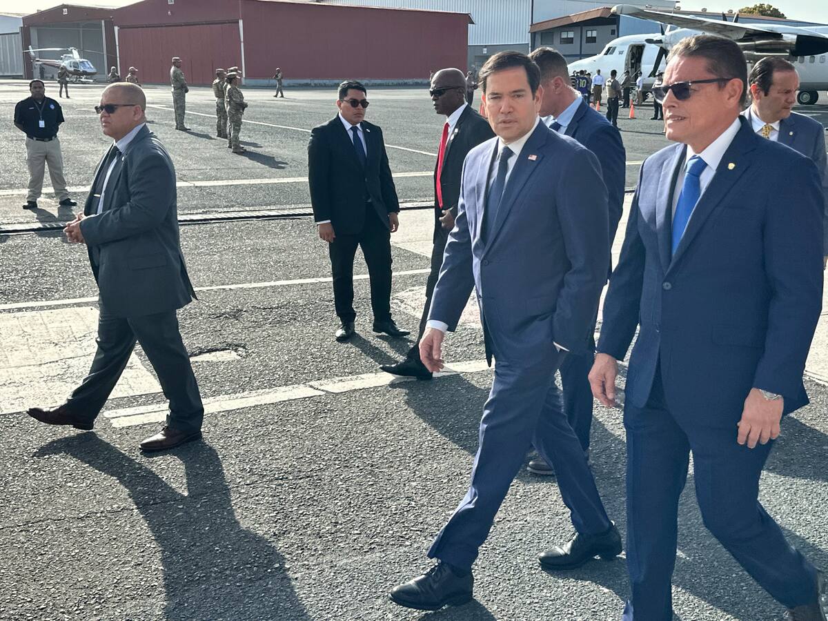 Rubio supervisó en Panamá vuelo de repatriación de 43 migrantes colombianos pagado por EEUU