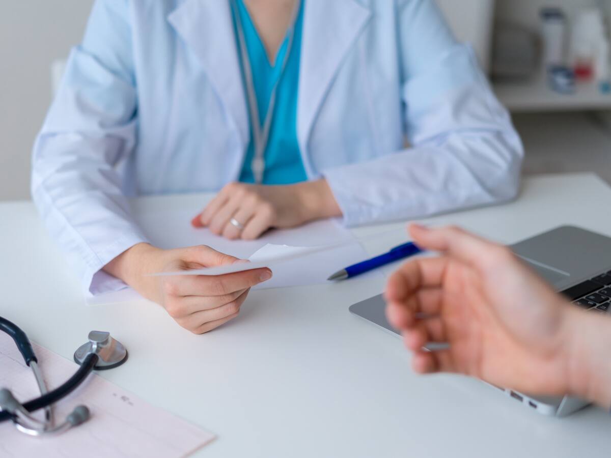 ¿Un empleado debe reponer el tiempo si pide permiso para asistir a una cita médica?