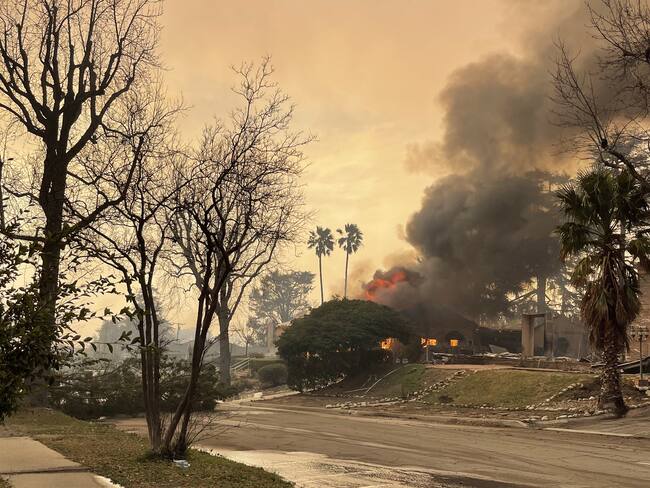 Activan bandera roja por fuertes vientos que amenazan con intensificar los incendios