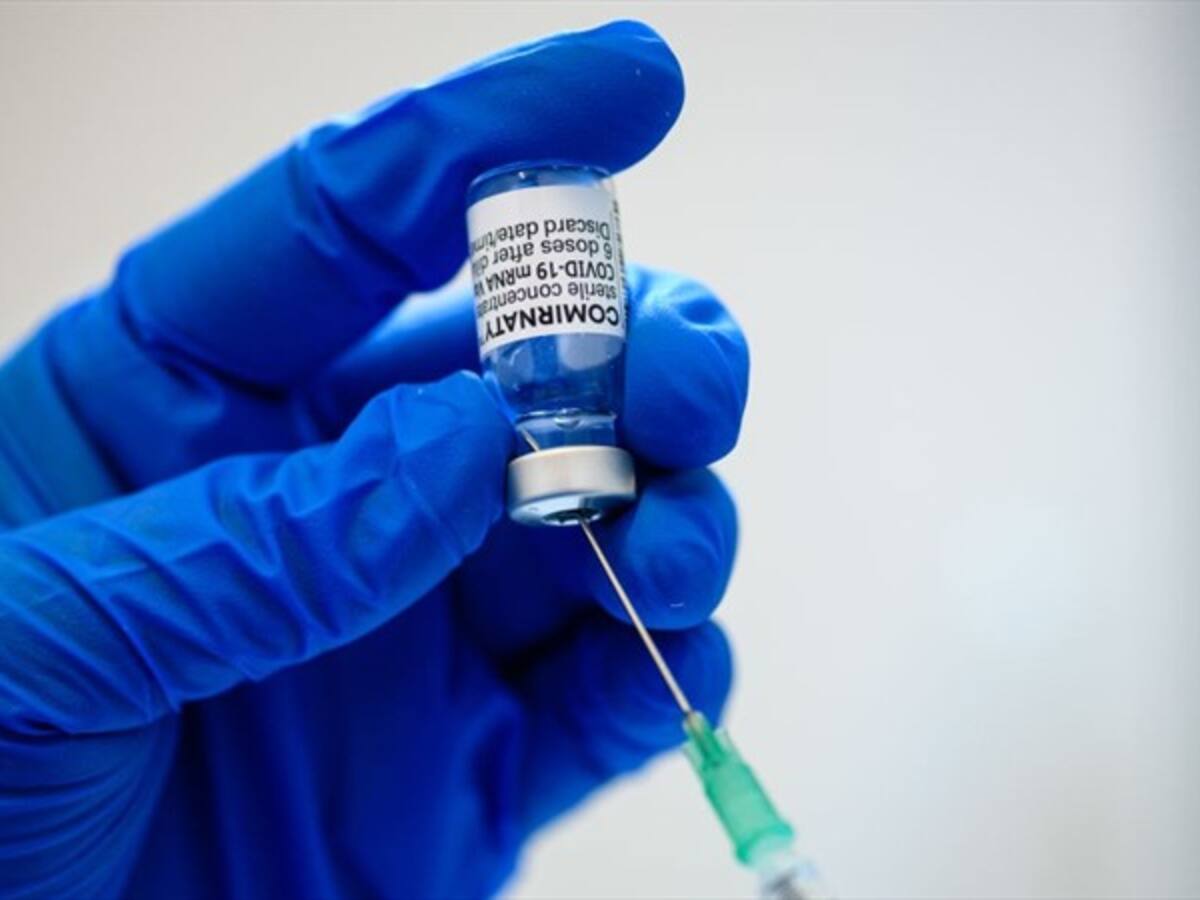 Comité de asesores de la FDA rechaza plan para aplicar una tercera dosis de Pfizer