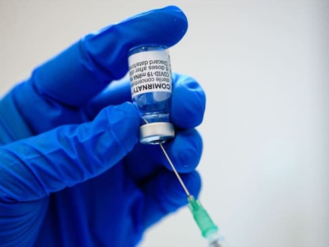 FDA rechaza plan para aplicar una tercera dosis de Pfizer contra el COVID-19. Foto: Getty Images