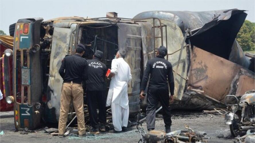 Explota camión de gasolina en Pakistan causando al menos 140 muertos. Foto: BBC Mundo