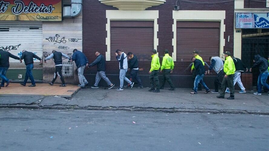 Funcionario de migración Colombia alertó a delincuentes sobre operativo en contra de la trata de mujeres. Foto: Prensa Alcaldía de Bogotá, Andrés Sandoval.